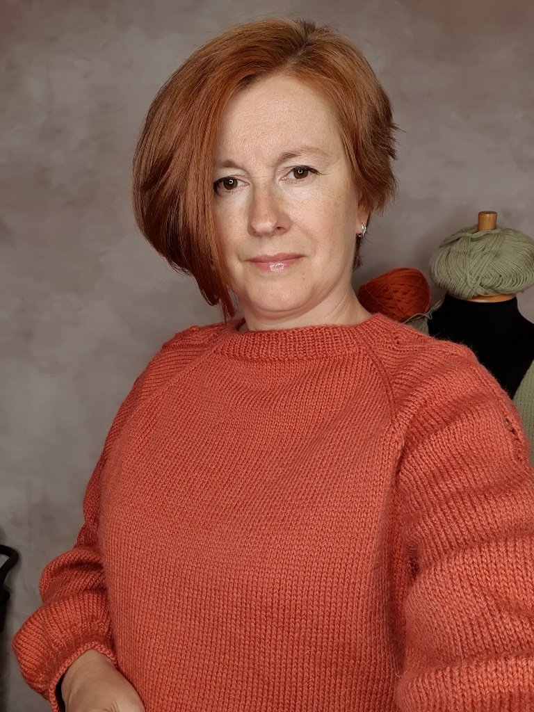 Обзор готового джемпера регланом сверху с орнаментом по рукаву.