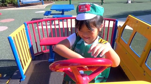 Kid plays in Professions and Learn to Share Ice Cream Toys смотреть онлайн