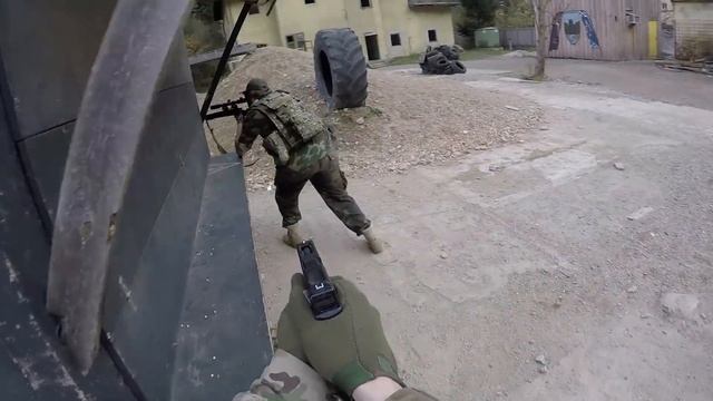 260 $ Airsoftgun BREAKS in HALF at first game смотреть онлайн