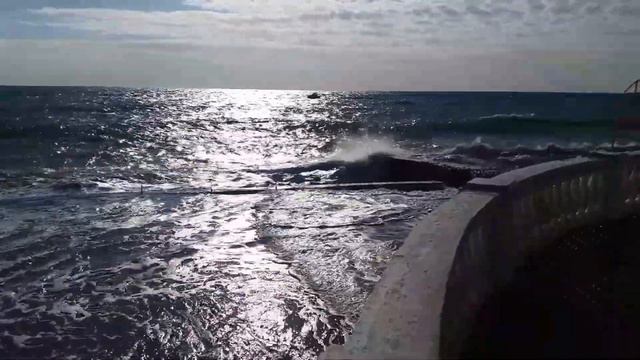 Набережная Алушта после шторма в море. смотреть онлайн