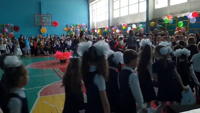 Последний звонок у Макса в школе// линейка в спорт зале// холодно в Алматы// смотреть онлайн