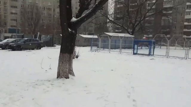 Арина решила почистить двор от снега! смотреть онлайн