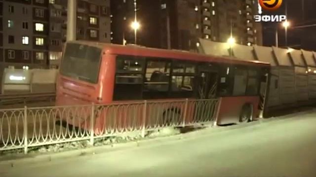 Автобус 62 маршрута врезался в забор смотреть онлайн
