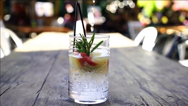 "Сегодня день рождения" - музыка и слова Галины Карпюк, поёт и монтаж клипа - Елена Бажанова. смотреть онлайн