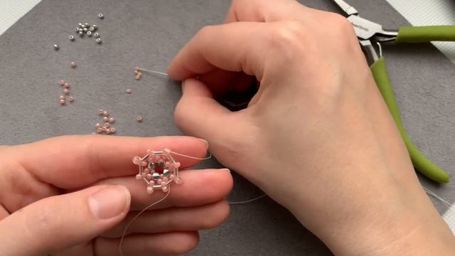 Серьги из бисера своими руками. Серьги с риволи / Earrings DIY Tutorial. Handmade earrings смотреть онлайн