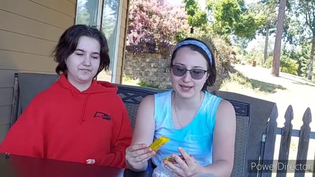 My friends try Russian candy/ It's too crazy. смотреть онлайн