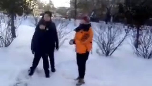 Играем в снежки с друзьями. 1 часть смотреть онлайн