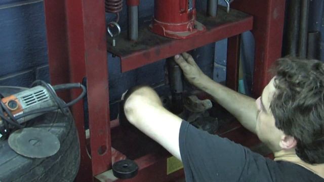 COLT KNUCKLES! - replace wheel bearings & seals смотреть онлайн