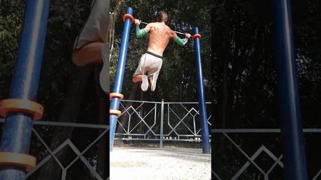 пишущая машина - упражнение для бицепса﻿ \\ фристайл-тренировка на спортплощадке @m40r﻿_workout смотреть онлайн