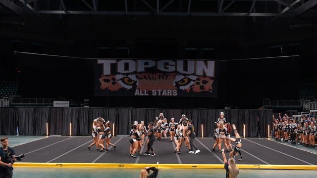 Top Gun Takeoff 2022 - Senior Sass смотреть онлайн