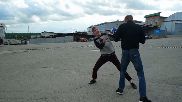 ЗНАКОМЫЕ ПЫТАЮТСЯ МЕНЯ ВЫРУБИТЬ | ПОПАДИ В ГОЛОВУ БЕЛОМУ смотреть онлайн