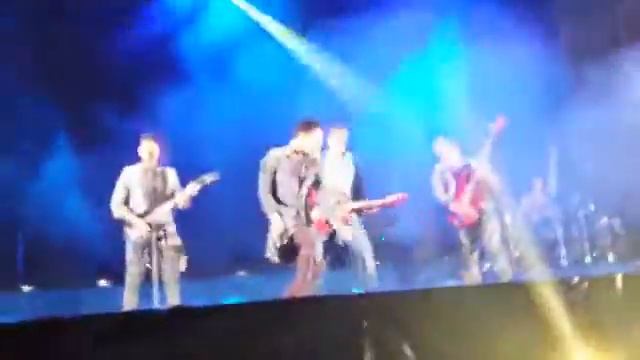 На На Я возле сцены Они такие просто Увау .Самара крутые ключи кошелев 2015 смотреть онлайн