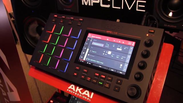 L&M @ NAMM 2017: Akai MPCX & MPC Live смотреть онлайн