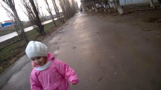 Lida изображает свинку Пеппа и прыгает по лужам shows Peppa pig running and jumping in puddles смотреть онлайн