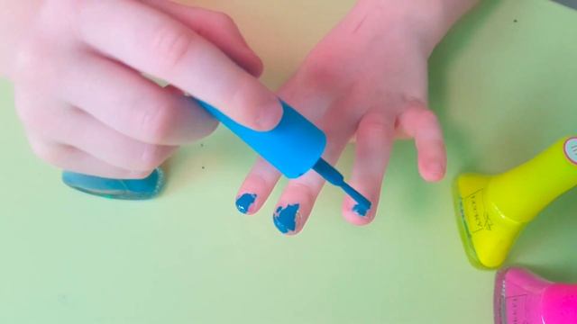 Детский лак для ногтей Lucky, Юнона делает маникюр, Pretend Play for girls paint nails смотреть онлайн