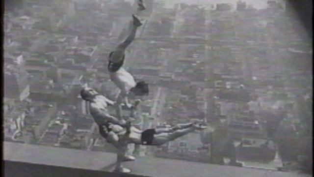 Acrobats on the Empire State Building in 1935 смотреть онлайн