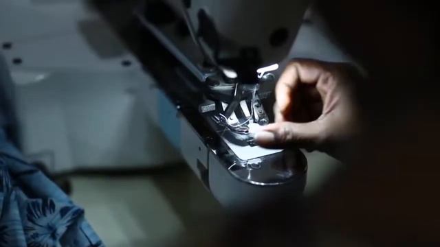 Amazing Garment Manufacturing Process from Fabric to Finished Product Inside the Factory смотреть онлайн
