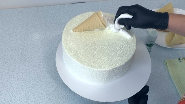Вафельный рожок своими руками. Оформление торта розами БЗК. смотреть онлайн