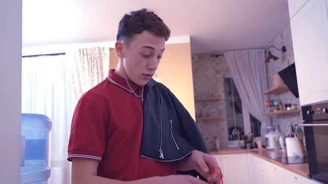 ДАШУ и СПОРТСМЕНА ХОТЯТ РАССО́РИТЬ!!! Самый УЖАСНЫЙ ДЕНЬ ВЛЮБЛЁННЫХ в ШКОЛЕ смотреть онлайн