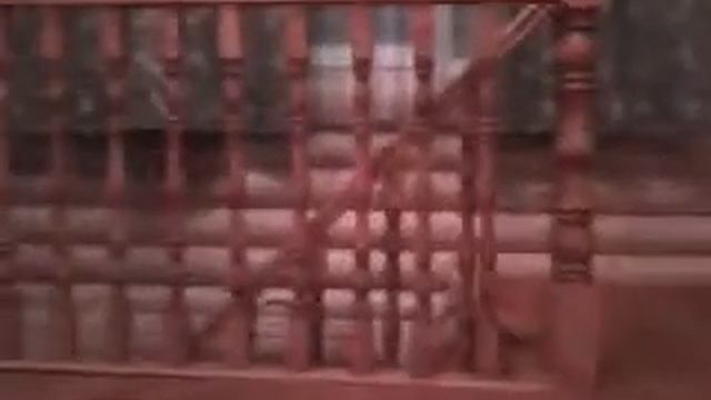 Мальчик спускается по лестнице:D смотреть онлайн