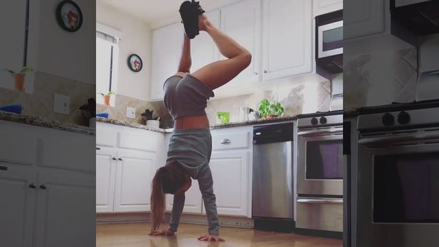 House wife stretching and doing splits in the kitchen - actionjacquelyn - STRETCHY FIT - 008 смотреть онлайн