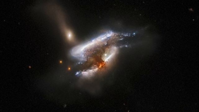 Космический телескоп Hubble запечатлел столкновение 3х галактик смотреть онлайн