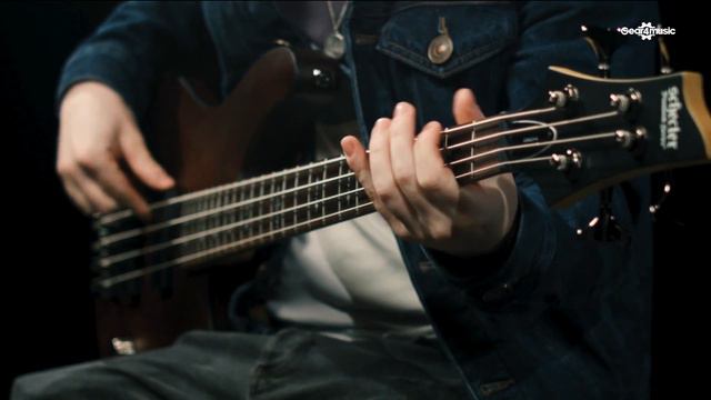 Schecter Omen-4 Bass Guitar, Walnut Satin | Gear4music demo смотреть онлайн