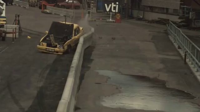 Safety Barrier Crash Test (Volvo 740) смотреть онлайн