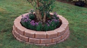 Аккуратные клумбы на даче из кирпича