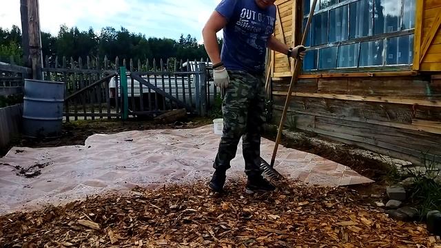 #ДАЧА миллион дел#собираем ягоду#отсыпал участок щепой#пофиксил водосток и туалет смотреть онлайн