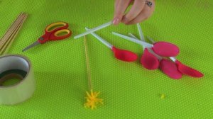 Тюльпаны из пластиковых ложек. Простые поделки для детей.