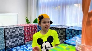 Макс построил игровой дом из кубиков Майнкрафт в реальной жизни