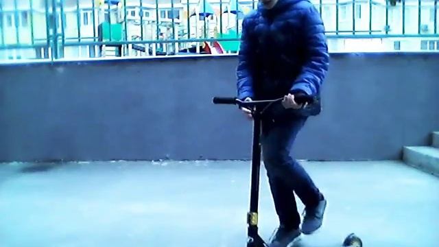 Пробую трюки на самокате новичка смотреть онлайн