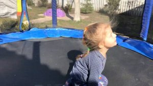 Батут для детей или Лиза прыгает на детском батуте