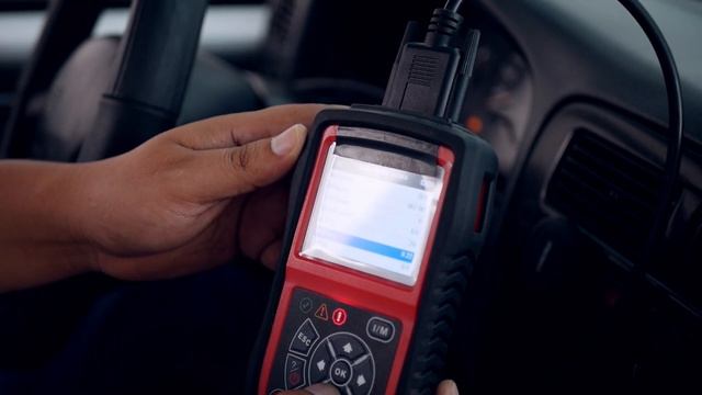 Humo negro, explosiones y olor a gasolina por el escape en la D21 смотреть онлайн