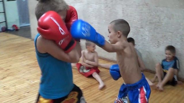 Тайский бокс дети.Спарринг в муай тай против тяжеловеса. смотреть онлайн