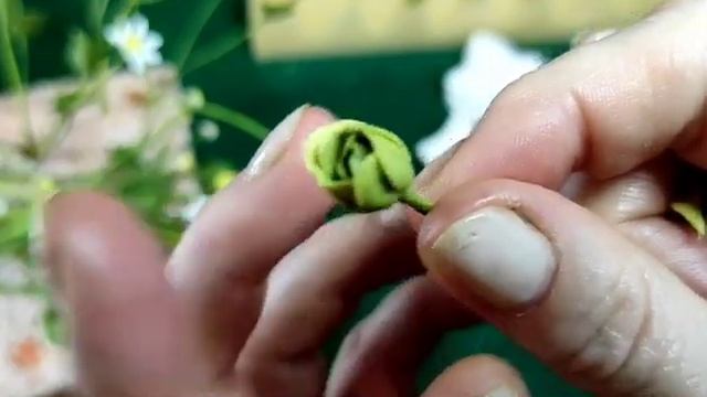 Цветочек ранункулюс. Мастер класс. Лепим маленький цветочек из холодного фарфора.mp4 смотреть онлайн