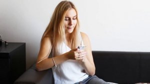 КАК ВЕДУТ СЕБЯ ВЛЮБЛЕННЫЕ ДЕВУШКИ??