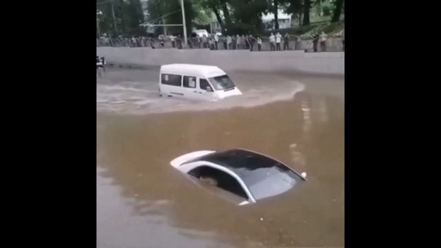 Наводнения и сели обрушились на Таджикистан! Потоп в Душанбе #Dushanbe #flood #mudslide смотреть онлайн