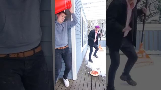 Угостить друга пицей! смотреть онлайн