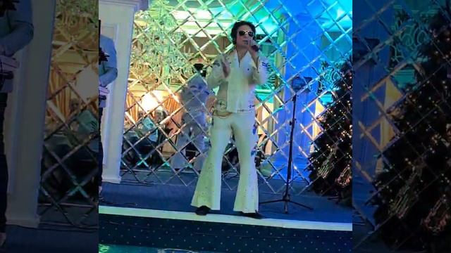 новогодний вечер с пародией на Элвиса. смотреть онлайн