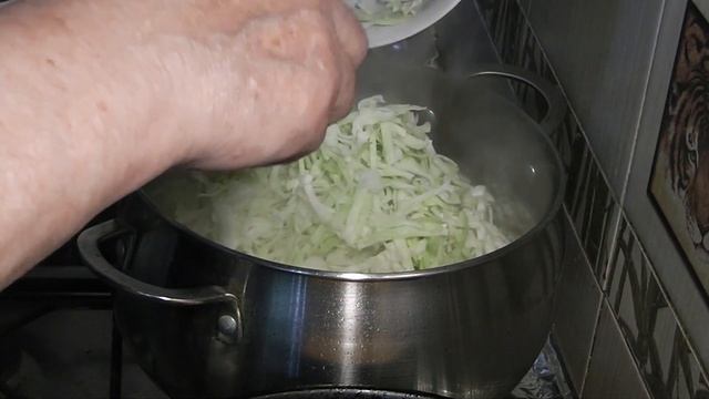 Борщ. На обжаренном мясе и свекле. смотреть онлайн