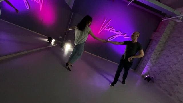 West Coast Swing в студии танца "Вираж". Дмитрий Афонасов и Марьяна Пономарева смотреть онлайн