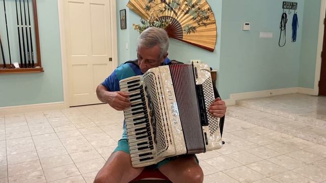 Al Di La on a Scandalli accordion смотреть онлайн
