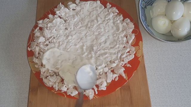 САЛАТ НА ПРАЗДНИЧНЫЙ СТОЛ.БЕРИТЕ НА ЗАМЕТКУ ВКУСНО БЫСТРО ВСЕ КАК МЫ ЛЮБИМ.СЛОЕНЫЙ САЛАТ..mp4