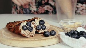 Вафельные рожки с кремом и голубикой