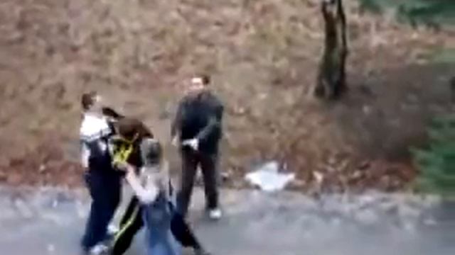 Боксер вступился за девушку и побил двух гопников смотреть онлайн