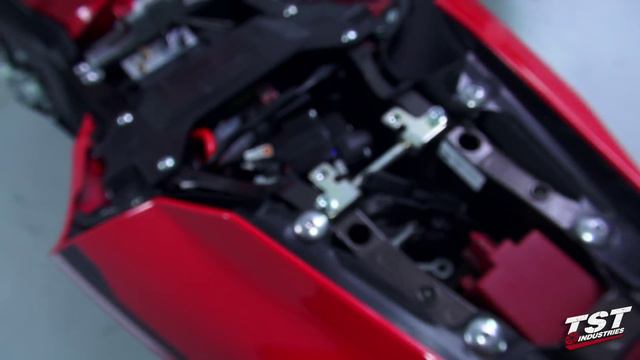 How to install Elite-1 Fender Eliminator on a 2015+ Yamaha YZF R1 by TST Industries смотреть онлайн
