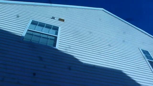 Video of huge area of warped vinyl siding from sun damage (pardon the lens debris) смотреть онлайн