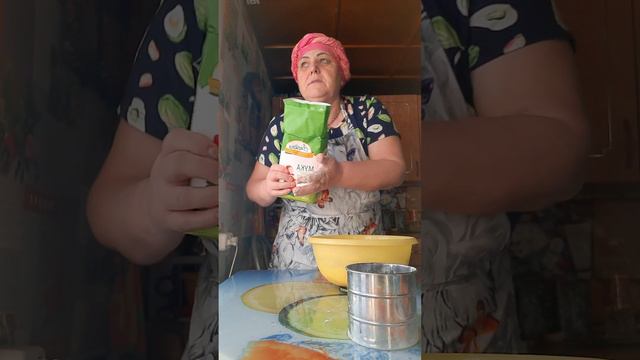 Жизнь в деревне. Всё по простому. Месим тесто на пельмени. смотреть онлайн